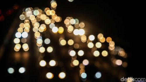 Kendaraan memadati ruas tol di Jakarta pada malam hari akibat tingginya volume lalu lintas.