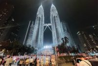 Pemandangan Menara Kembar Malaysia ini sering menjadi tujuan wisata favorit pengunjung internasional.