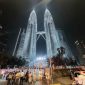 Pemandangan Menara Kembar Malaysia ini sering menjadi tujuan wisata favorit pengunjung internasional.