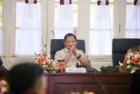 Menteri Dalam Negeri Muhammad Tito Karnavian memimpin rapat koordinasi percepatan rehabilitasi dan rekonstruksi pascabencana Provinsi Sumatera Barat di Padang.