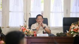 Menteri Dalam Negeri Muhammad Tito Karnavian memimpin rapat koordinasi percepatan rehabilitasi dan rekonstruksi pascabencana Provinsi Sumatera Barat di Padang.