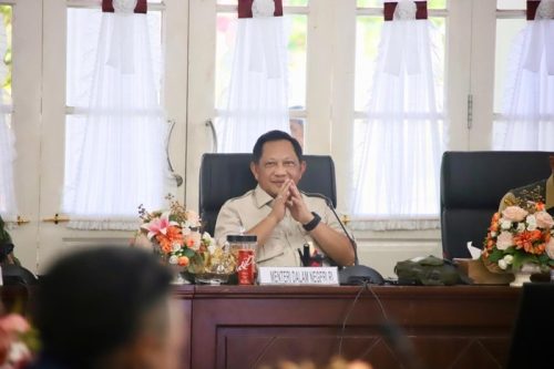 Menteri Dalam Negeri Muhammad Tito Karnavian memimpin rapat koordinasi percepatan rehabilitasi dan rekonstruksi pascabencana Provinsi Sumatera Barat di Padang.