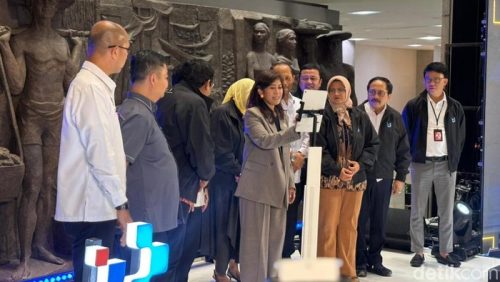 Menkomdigi Meutya Hafid meluncurkan aturan registrasi SIM card menggunakan biometrik wajah. Foto: Agus Tri Haryanto