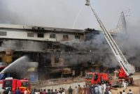 Momen petugas pemadam kebakaran berusaha memadamkan kebakaran di Gul Plaza di Karachi, Pakistan (AP Photo/Mohammad Farooq)