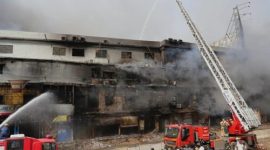 Momen petugas pemadam kebakaran berusaha memadamkan kebakaran di Gul Plaza di Karachi, Pakistan (AP Photo/Mohammad Farooq)