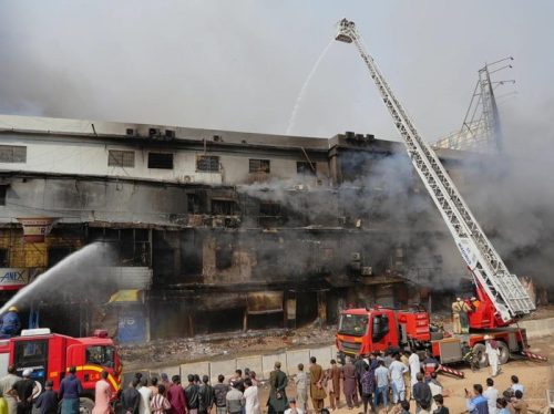 Momen petugas pemadam kebakaran berusaha memadamkan kebakaran di Gul Plaza di Karachi, Pakistan (AP Photo/Mohammad Farooq)