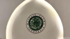 Logo Majelis Ulama Indonesia (MUI) terlihat di sebuah ruangan resmi.