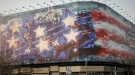 Mural di Alun-alun Enghelab, Teheran, menampilkan pesawat rusak di dek kapal induk sebagai peringatan Iran kepada Amerika Serikat.