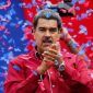 Presiden Venezuela tampil di hadapan pendukungnya saat sebuah acara politik, dengan konfeti berhamburan di latar belakang.