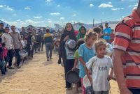 Warga Gaza mengantre untuk menerima bantuan kemanusiaan. (Foto: UN Humanitarian/X)