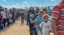 Warga Gaza mengantre untuk menerima bantuan kemanusiaan. (Foto: UN Humanitarian/X)