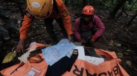 Tim SAR gabungan menyisir lokasi jatuhnya pesawat ATR 42-500 di Kabupaten Pangkajene dan Kepulauan, Sulawesi Selatan.