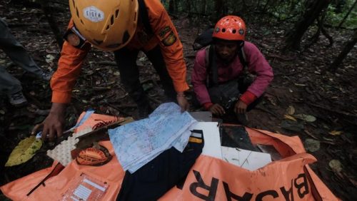 Tim SAR gabungan menyisir lokasi jatuhnya pesawat ATR 42-500 di Kabupaten Pangkajene dan Kepulauan, Sulawesi Selatan.