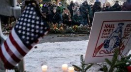 Agen imigrasi federal berjaga di tengah aksi demonstrasi menyusul penembakan warga negara AS Alex Pretti di Minneapolis.