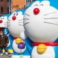 Seorang anak sedang bermain di antara patung boneka Doraemon (Foto: Freepik)