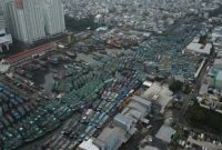 Kapal-kapal penangkap ikan memenuhi kolam Pelabuhan Perikanan Nusantara Muara Angke, Jakarta, yang kini melebihi kapasitas tampung.