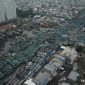Kapal-kapal penangkap ikan memenuhi kolam Pelabuhan Perikanan Nusantara Muara Angke, Jakarta, yang kini melebihi kapasitas tampung.