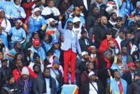 Fans Kongo bergaya seperti patung Patrice Lumumba..Foto: DeFodi Images via Getty