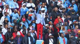 Fans Kongo bergaya seperti patung Patrice Lumumba..Foto: DeFodi Images via Getty