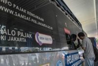 Petugas Samsat melayani proses balik nama mobil bekas setelah pemerintah menghapus bea balik nama kendaraan bermotor (BBNKB).