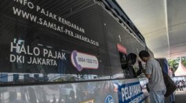 Petugas Samsat melayani proses balik nama mobil bekas setelah pemerintah menghapus bea balik nama kendaraan bermotor (BBNKB).