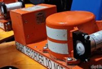 Tim investigasi KNKT saat melakukan proses pengunduhan data Flight Data Recorder (FDR) dan Cockpit Voice Recorder (CVR) pesawat ATR 42-500 PK-THT.
