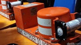 Tim investigasi KNKT saat melakukan proses pengunduhan data Flight Data Recorder (FDR) dan Cockpit Voice Recorder (CVR) pesawat ATR 42-500 PK-THT.