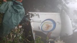 Penampakan ekor pesawat ATR 42-500 PK-THT di kawasan Gunung Bulusaraung, Kabupaten Pangkep, Sulawesi Selatan, lokasi jatuhnya pesawat yang tengah dievakuasi Tim SAR gabungan.