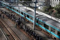 Penumpang dievakuasi dari kereta terhenti di jalur Keihin-Tohoku menuju stasiun Tamachi, Tokyo, 16 Januari 2026 (REUTERS/Kim Kyung-Hoon)