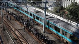 Penumpang dievakuasi dari kereta terhenti di jalur Keihin-Tohoku menuju stasiun Tamachi, Tokyo, 16 Januari 2026 (REUTERS/Kim Kyung-Hoon)