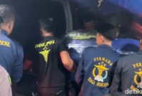Petugas Biddokkes Polda Sulsel menyerahkan peti jenazah korban kecelakaan pesawat ATR 42-500 kepada pihak keluarga di Makassar, Sulawesi Selatan.