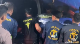Petugas Biddokkes Polda Sulsel menyerahkan peti jenazah korban kecelakaan pesawat ATR 42-500 kepada pihak keluarga di Makassar, Sulawesi Selatan.