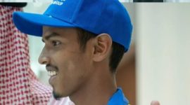 Abun Abu Bakr berbagi sajadah yang baru diterimanya kepada seorang jemaah di Masjidil Haram, Makkah, menunjukkan sikap rendah hati dan pelayanan tulus.