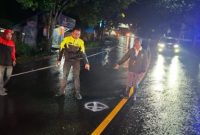 Polisi melakukan olah TKP kecelakaan angkot yang menabrak pejalan kaki di Megamendung, Bogor.