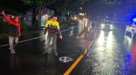 Polisi melakukan olah TKP kecelakaan angkot yang menabrak pejalan kaki di Megamendung, Bogor.