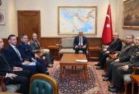 Duta Besar Amerika Serikat Tom Barrack duduk di kursi tengah dalam pertemuan dengan Menteri Pertahanan Turki Yasar Guler dan jajaran militer Turki di kantor Kementerian Pertahanan, Ankara, Jumat (16/1).