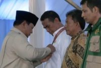 Presiden Prabowo Subianto menyerahkan Bintang Jasa Utama kepada Menteri Pertanian Andi Amran Sulaiman saat panen raya dan pengumuman swasembada pangan di Karawang, Jawa Barat, Rabu (7/1/2026).