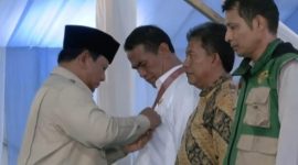 Presiden Prabowo Subianto menyerahkan Bintang Jasa Utama kepada Menteri Pertanian Andi Amran Sulaiman saat panen raya dan pengumuman swasembada pangan di Karawang, Jawa Barat, Rabu (7/1/2026).