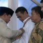 Presiden Prabowo Subianto menyerahkan Bintang Jasa Utama kepada Menteri Pertanian Andi Amran Sulaiman saat panen raya dan pengumuman swasembada pangan di Karawang, Jawa Barat, Rabu (7/1/2026).