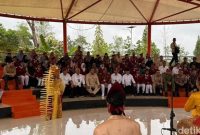 Foto: Prabowo Subianto duduk bareng siswa dan ortu saksikan pertunjukan musik tradisional Kalsel (Eva Savitri/detikcom)