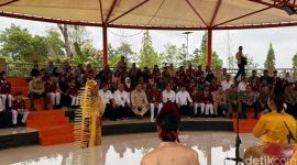 Foto: Prabowo Subianto duduk bareng siswa dan ortu saksikan pertunjukan musik tradisional Kalsel (Eva Savitri/detikcom)