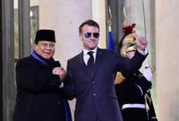 Presiden RI Prabowo Subianto disambut Presiden Prancis Emmanuel Macron saat jamuan makan malam di Istana Élysée, Paris.