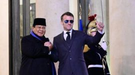 Presiden RI Prabowo Subianto disambut Presiden Prancis Emmanuel Macron saat jamuan makan malam di Istana Élysée, Paris.