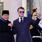 Presiden RI Prabowo Subianto disambut Presiden Prancis Emmanuel Macron saat jamuan makan malam di Istana Élysée, Paris.