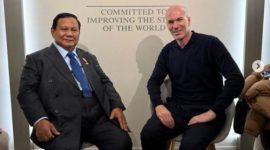Presiden Indonesia berbincang santai dengan legenda sepak bola Prancis di sela World Economic Forum (WEF) 2026 di Davos, Swiss.