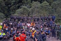 Prajurit TNI mengevakuasi karyawan PT Freeport Indonesia dari Pos Tower 270 di Distrik Tembagapura, Kabupaten Mimika, Papua Tengah, setelah terjebak dan menghadapi ancaman OPM