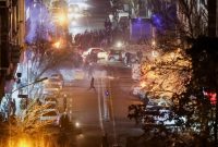 Mobil dibakar dalam aksi unjuk rasa antipemerintah di Teheran, Iran (Reuters)