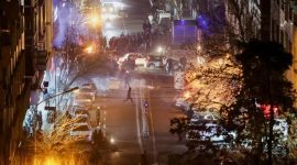 Mobil dibakar dalam aksi unjuk rasa antipemerintah di Teheran, Iran (Reuters)