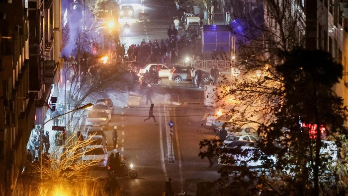 Mobil dibakar dalam aksi unjuk rasa antipemerintah di Teheran, Iran (Reuters)