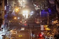 Warga Iran mengikuti aksi protes antipemerintah di salah satu kota besar, di tengah meningkatnya ketegangan antara Teheran dan Washington.